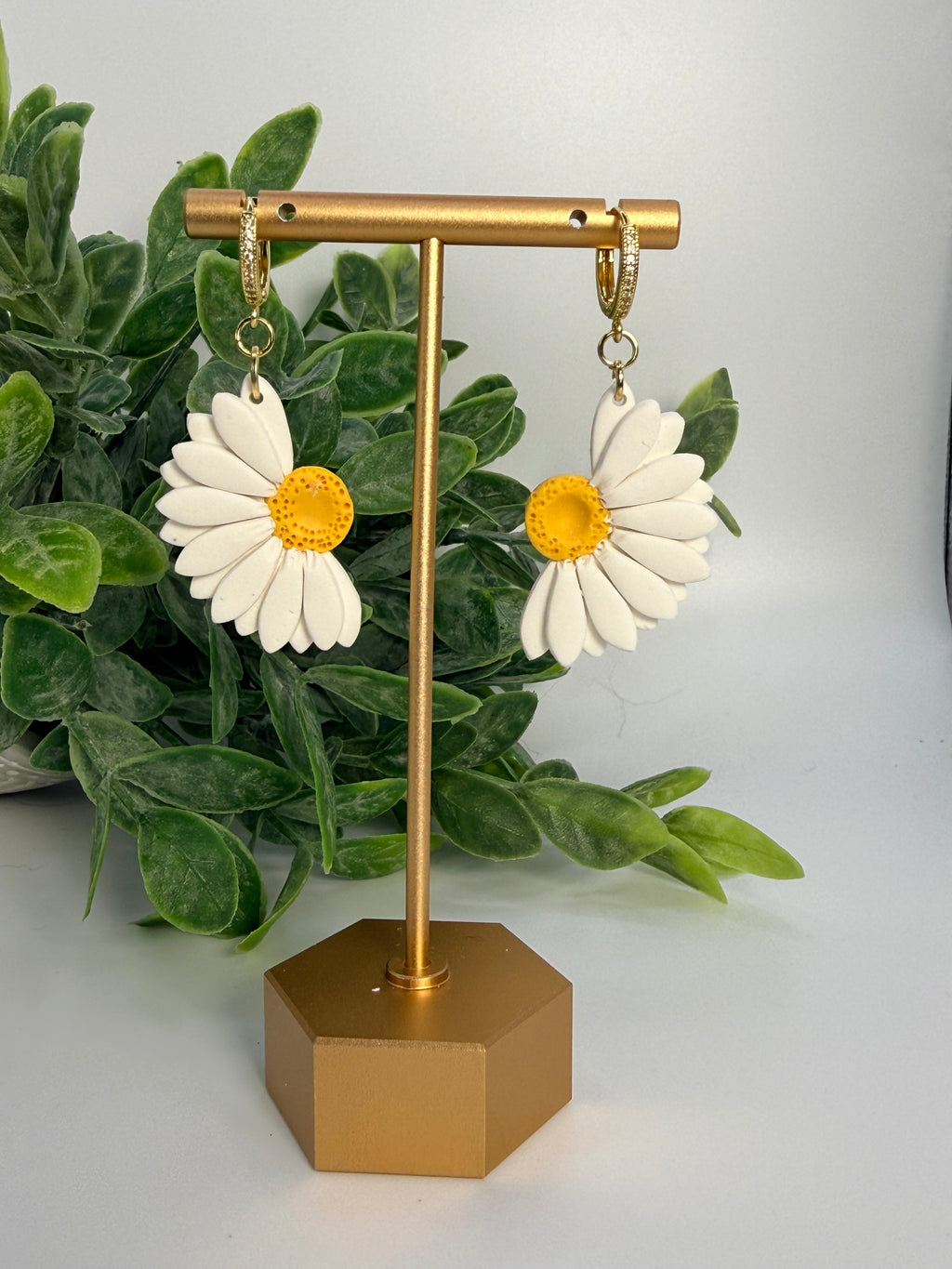 Fable Clay Co Daisy Bloom ceramic pot with white and yellow daisy design, ideal for plants or decorative display.